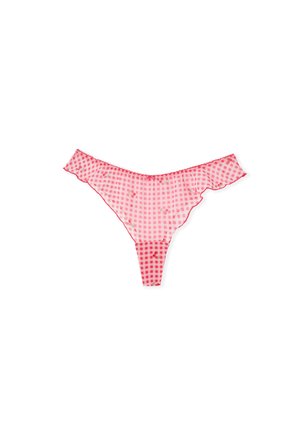 String rose et rouge à carreaux avec petits motifs de cerises et bords volantés, posé à plat sur un fond blanc.