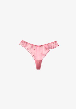Rosa- und rotkariertes Tanga-Unterwäsche mit kleinen Kirschmustern und gerafften Kanten, flach auf einem weißen Hintergrund liegend.