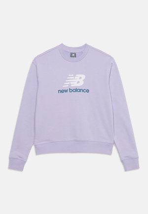 Lyse lilla langærmet crewneck sweatshirt med hvidt "NB" logo og mørkeblå "new balance" tekst på fronten.