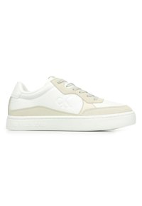 Sneaker bianco e beige in pelle testurizzata e camoscio. Presenta una punta arrotondata, lacci grigi e logo impresso. Suola in gomma con branding.