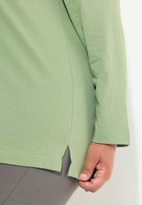 Ulla Popken GROSSE GRÖSSEN BASIC-V LANGARM  - Longsleeve - sage green