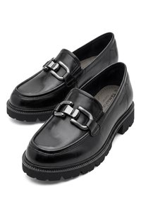 Paire de mocassins en cuir noir avec semelles en caoutchouc épaisses et détail boucle métallique argentée à l'avant.