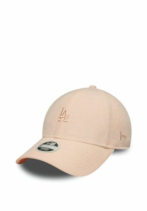 Casquette de baseball rose clair avec logo brodé "LA" à l'avant et un autocollant "9FORTY Women Adjustable" sur la visière.