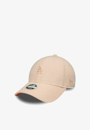 Hellrosa Baseballkappe mit gesticktem "LA" Logo auf der Vorderseite und einem "9FORTY Women Adjustable" Aufkleber am Schirm.