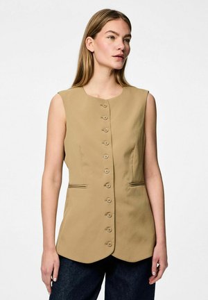 Gilet sans manches kaki avec un col rond, des boutons sur le devant, deux poches latérales et une silhouette ajustée. Tissu texturé, finition lisse.