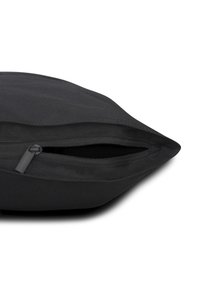 Svart tygpås med en texturerad yta, som har en diskret dragkedjeöppning längs den övre kanten för säker åtkomst.