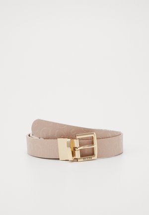 Ceinture de créateur beige clair avec motif de logo en relief et boucle rectangulaire dorée gravée du nom de la marque Guess.