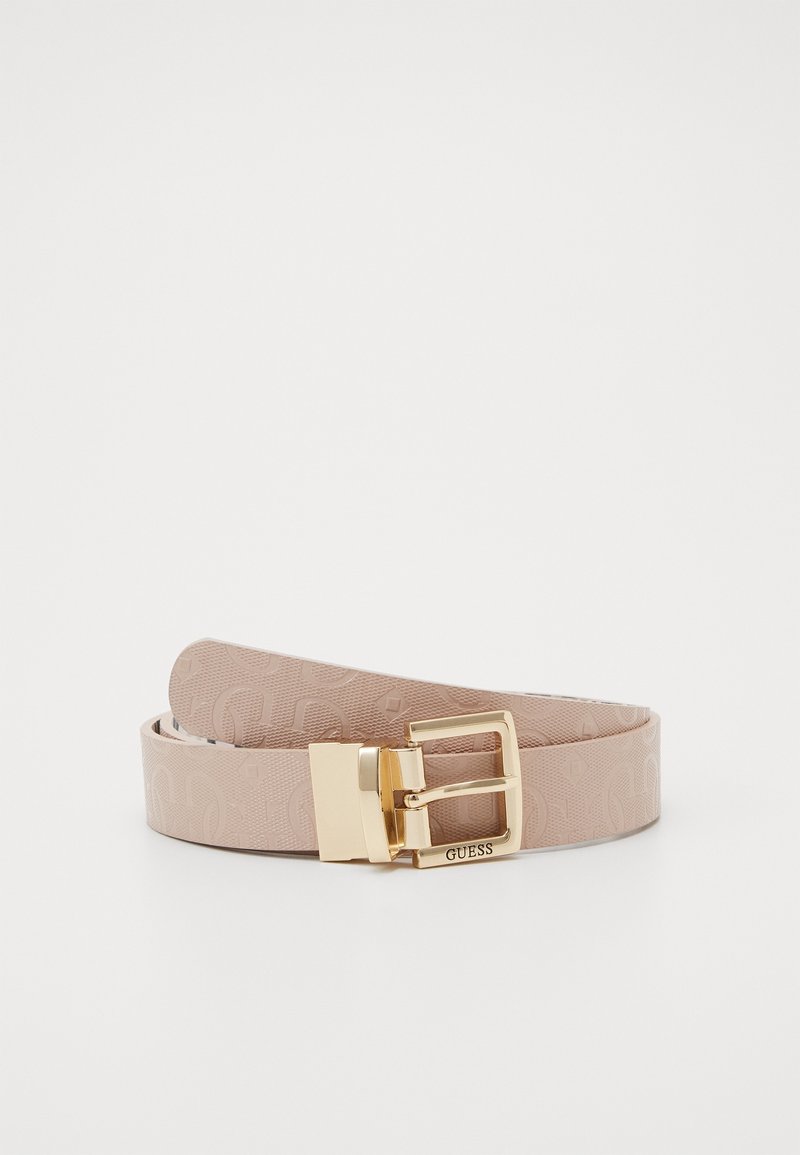 Ceinture de créateur beige clair avec motif de logo en relief et boucle rectangulaire dorée gravée du nom de la marque Guess.