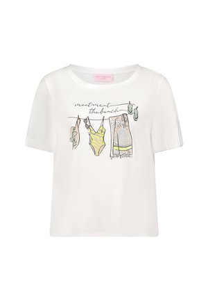 Biała koszula z krótkim rękawem z ilustracją wiszącej odzieży plażowej, w tym kapelusza, kostiumu kąpielowego, ręcznika, klapek oraz napisem "spotkaj się ze mną na plaży".