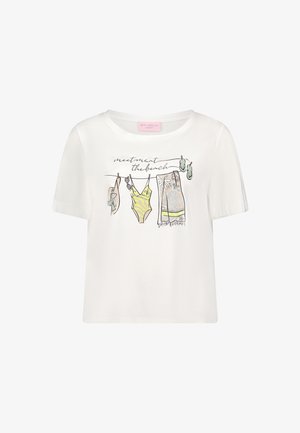 Witte shirt met korte mouwen met een illustratie van hangende strandkleding, waaronder hoed, badpak, handdoek, slippers, en de tekst "ontmoet me op het strand."