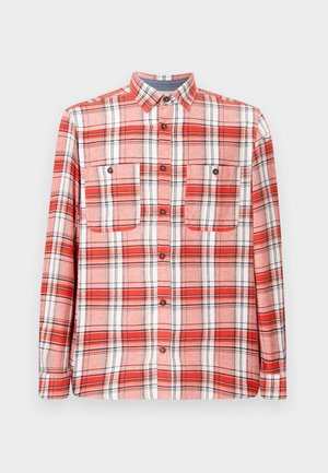Camicia a scacchi rossa e bianca con maniche lunghe, colletto con bottoni, due tasche sul petto e bottoni marroni su un tessuto morbido.