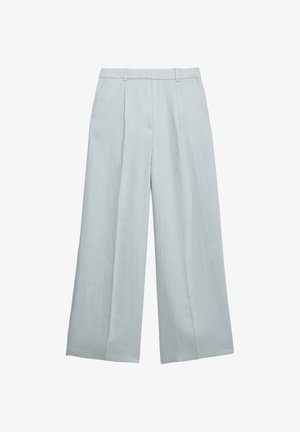 Lichtblauwe wijde broek met voorplooien, riemlussen en zijzakken, weergegeven op een witte achtergrond.