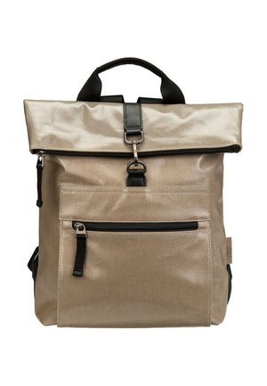 Sac à dos en tissu beige avec des bretelles noires, une poche avant zippée, une fermeture éclair supérieure et une attache à crochet noire sur un fond blanc.