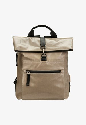 Sac à dos en tissu beige avec des bretelles noires, une poche avant zippée, une fermeture éclair supérieure et une attache à crochet noire sur un fond blanc.