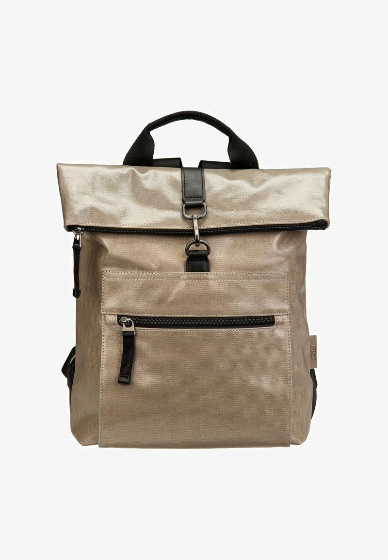 Sac à dos en tissu beige avec des bretelles noires, une poche avant zippée, une fermeture éclair supérieure et une attache à crochet noire sur un fond blanc.