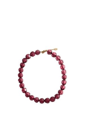 Mărgele rotunde, fatetate, de culoare roz închis, înșirate împreună cu o închizătoare aurie și o etichetă mică.