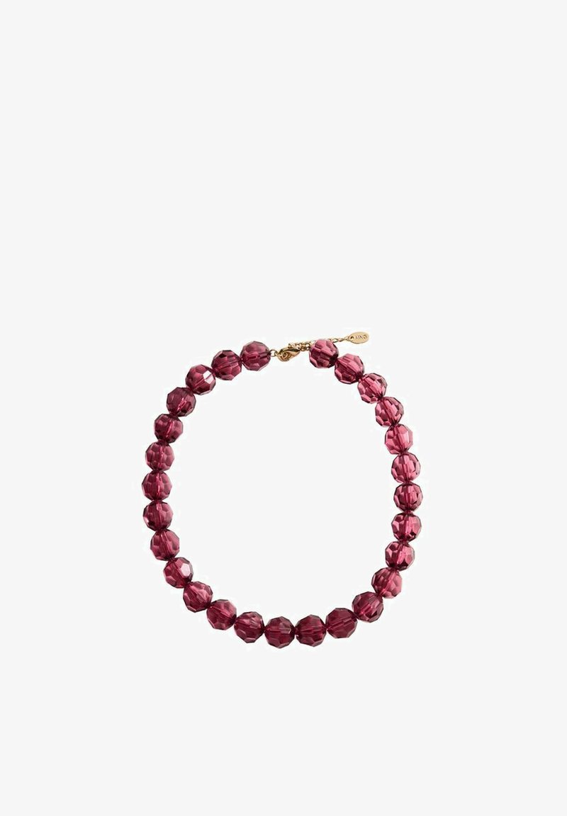 Perles rondes facettées de couleur rose foncé enfilées ensemble avec un fermoir doré et une petite étiquette.