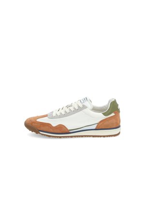 Baskets avec corps en cuir blanc, bout et talon en daim marron, accents en daim gris, languette de talon verte et lacets blancs. Semelle en caoutchouc avec motif antidérapant.