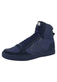 Vysoké tenisky v tmavomodrej farbe, vyrobené z jemnej kože a plátna. Majú polstrovaný golier, textúrované akcenty a oblé šnúrky.