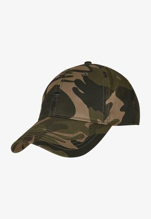 Czapka w kamuflażu w zielono-brązowej tkaninie, z lekko wygiętym daszkiem, regulowanym paskiem oraz widocznymi detalami szycia.