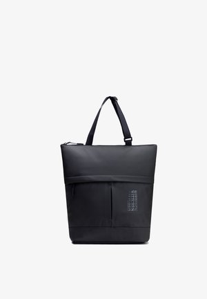 Černá vertikální kabelka s nastavitelným ramenním popruhem, přední kapsou na zip a jemnými logy značky na hladkých a matných částech.