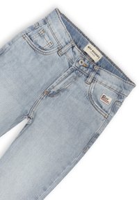 Jeans in denim azzurro chiaro con taglio dritto, caratterizzati da una texture sbiadita, cuciture a contrasto e un'etichetta tessuta sulla vita.