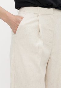 Vero Moda Tall VMSOFFIE WIDE  - Pantalon classique - birch