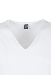 Witte V-hals T-shirt van rekbare katoen. Beschikt over een nette halslijn en een label met het merk "ALAN RED" in marineblauw.