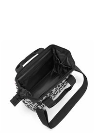 Bolsa insulated con estampado de leopardo, con un zipper negro, correa ajustable y múltiples compartimentos, presenta un forro negro y un exterior suave.