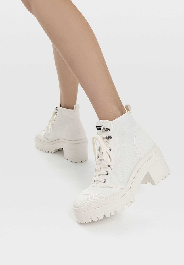 Schnürstiefelette - black