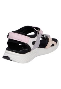 Kvinnors sportiga sandal med en kombination av svarta, rosa och grå material, justerbara remmar och en vit gummisula.
