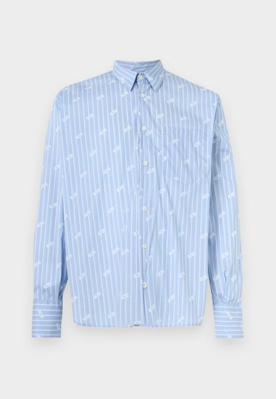 Gaiši zila pogu krekls ar baltām vertikālām svītrām un krūšu kabatu, ar klasisku apkakli un garām piedurknēm ar pogu aprocēm.