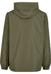 Olivengrønn, lett jakke med hette, elastiske mansjetter og en jevn tekstur, med et enkelt design uten synlige lukkinger.