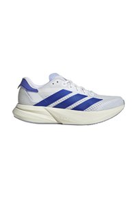Zapatilla de running blanca con acentos morados, que cuenta con una parte superior de malla transpirable, logo de tres franjas y una gruesa suela intermedia de light strike.