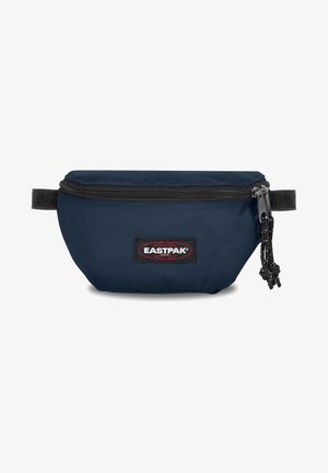 Granatowa nerka Eastpak z naszywką z logo z przodu, czarnym zamkiem błyskawicznym z dwoma suwakami oraz regulowanym paskiem bocznym.