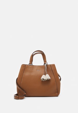 Bolso de cuero marrón texturizado con dos asas, correa de hombro desmontable, adorno de borla en forma de flor blanca y logotipo JOOP! en el frente.