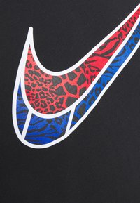 Logo de Nike con leopardo rojo, estampado animal negro y patrones de cebra azul sobre un fondo negro, contorneado en blanco, mostrando un diseño audaz.