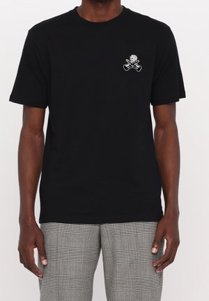 Sort bomuld T-shirt med korte ærmer, med en lille hvid broderet kranium og krydsede sværd på venstre bryst.