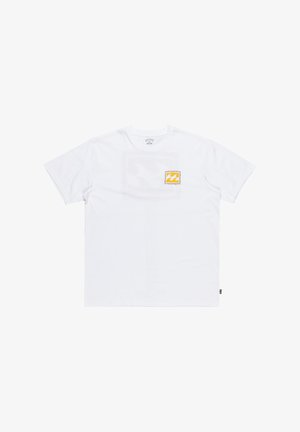 T-shirt bianco a maniche corte in cotone, con un logo quadrato giallo che presenta una lettera stilizzata e un bordo di accenti in evidenza.