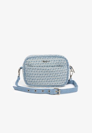 Vaaleansininen olkalaukku, joka on valmistettu kuvioidusta kankaasta ja jossa on silmukkakuosi. Laukussa on vetoketjullinen suljin ja säädettävä hihna hopeisilla metalliosilla.