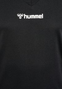 Schwarzes Sport-T-Shirt aus strukturiertem Material mit V-Ausschnitt und einem weißen "hummel"-Logo auf der Brust.