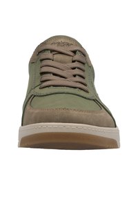 Grüne Sneaker aus Wildleder und Leder, mit hellbraunen Schnürsenkeln, weißer Gummisohle, runder Spitze und kontrastierenden Nähdetails.