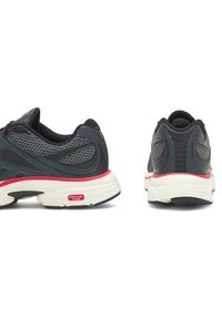 Ciemnoszare i czarne sportowe sneakersy z białymi podeszwami, różowymi paskami oraz oddychającą siateczką, przedstawione z bocznego i tylnego kąta.