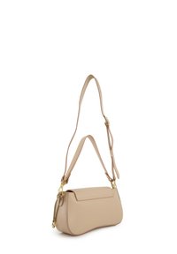 Beige Lederhandtasche mit strukturierter Form, flachem Oberteil, verstellbarem Riemen und goldfarbenen Hardware-Akzenten.