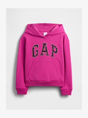 Lyserød hoodie med blomsterprintede GAP-bogstaver på brystet og en forlommekangurulomme, vist på en lys baggrund.