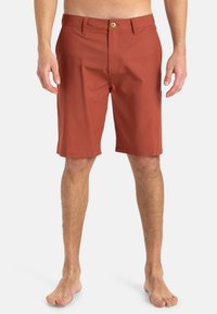 Herren Shorts in Rostfarbe, aus leichtem Stoff, mit Knopfverschluss, Gürtelschlaufen und einem sauberen Saum ohne Taschen.