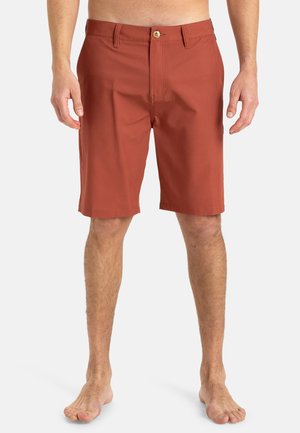 Herren Shorts in Rostfarbe, aus leichtem Stoff, mit Knopfverschluss, Gürtelschlaufen und einem sauberen Saum ohne Taschen.