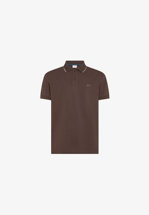 Bruine polo met korte mouwen, voorzien van een knoopsluiting met twee knopen, witte bies langs de kraag en een klein oranje geborduurd logo op de borst.