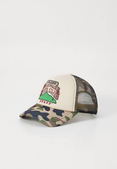 Gorra de béisbol con una parte frontal en crema, lados de malla, visera con patrón de camuflaje y un logo que presenta "Billionaire Boys Club" con acentos en rojo y verde.