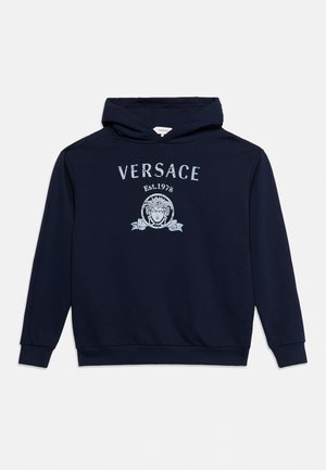 Φούτερ σε ναυτικό μπλε με το λογότυπο Versace, έμβλημα κεφαλής Μέδουσας και κείμενο "Est. 1978" στο στήθος, με μακριά μανίκια και μπροστινή τσέπη.